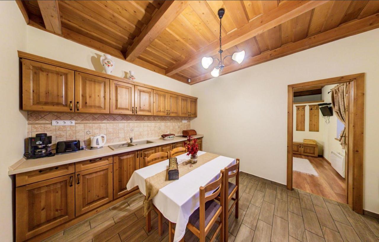 Toth Vendeghaz Es Apartmanhaz Ujfeherto ภายนอก รูปภาพ