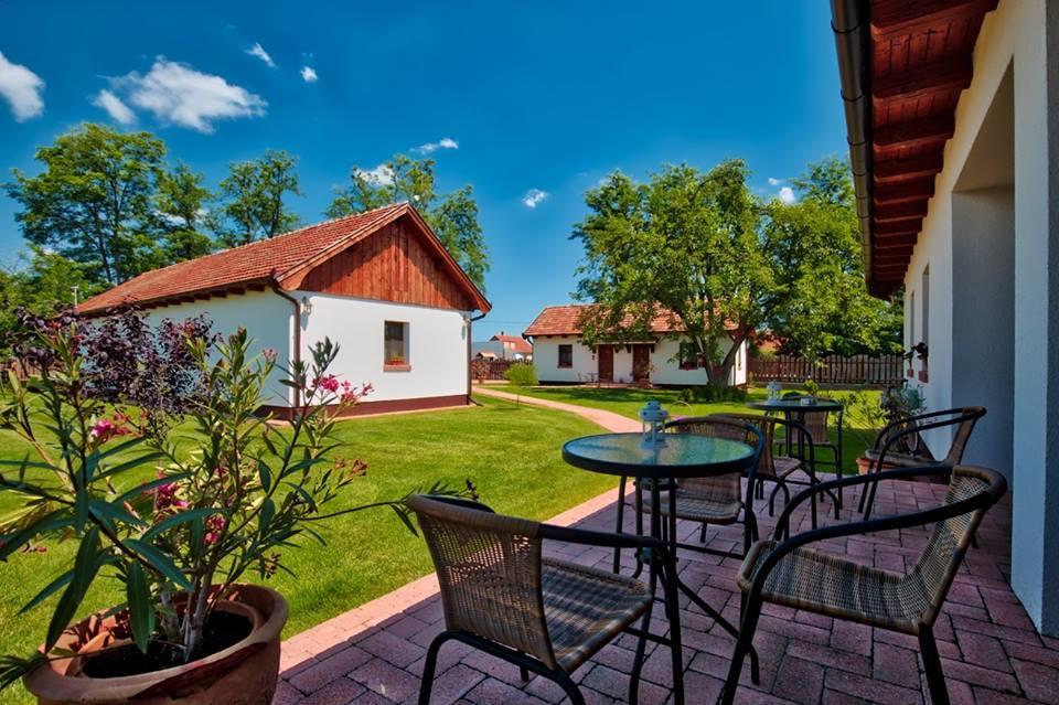 Toth Vendeghaz Es Apartmanhaz Ujfeherto ภายนอก รูปภาพ
