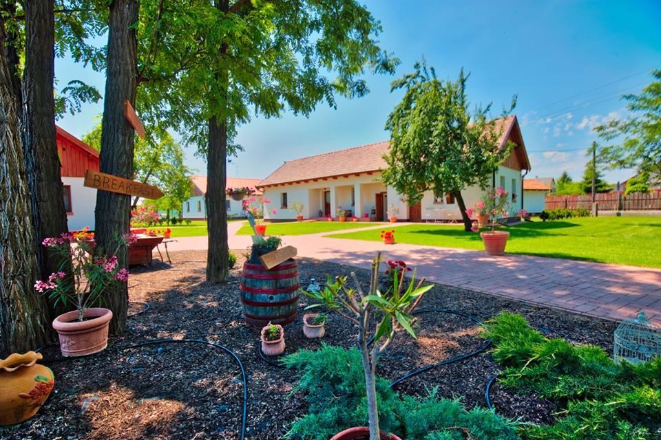 Toth Vendeghaz Es Apartmanhaz Ujfeherto ภายนอก รูปภาพ