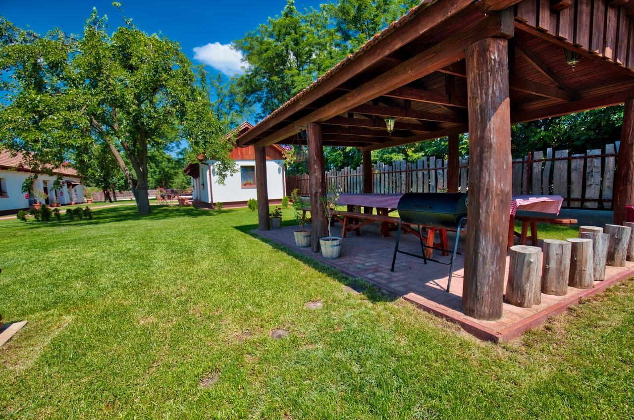 Toth Vendeghaz Es Apartmanhaz Ujfeherto ภายนอก รูปภาพ